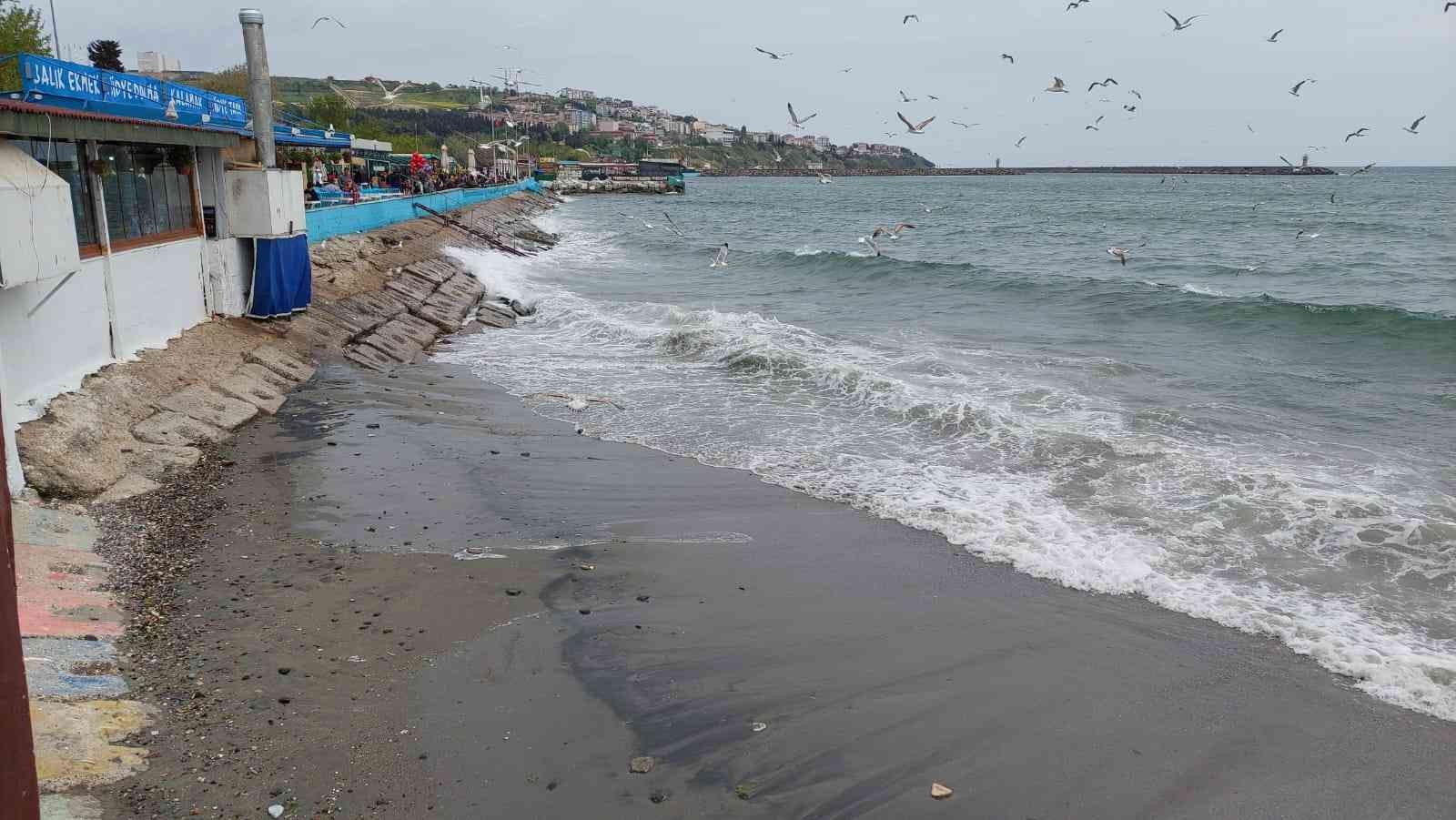 Meteoroloji Genel Müdürlüğünün uyarılarından sonra Marmara Denizi’nde poyraz etkisini göstermeye başladı. Poyraz sebebiyle çok sayıda tekne ve ...