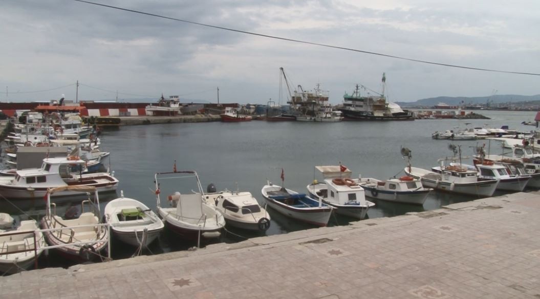 Meteoroloji Genel Müdürlüğünün uyarılarından sonra Marmara Denizi’nde poyraz etkisini göstermeye başladı. Poyraz sebebiyle çok sayıda tekne ve ...