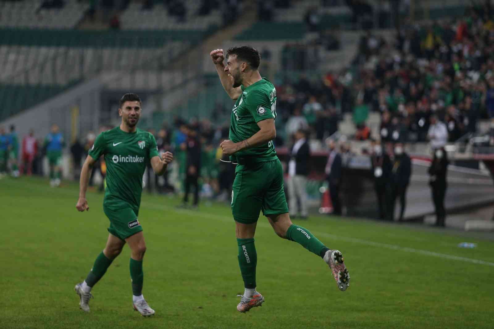 Bursaspor’un sezon başında kadrosuna kattığı Massimo Bruno, veda mesajı yayımladı. 29 yaşındaki Belçikalı futbolcu, kulüp içinde yaşanan kaotik ...