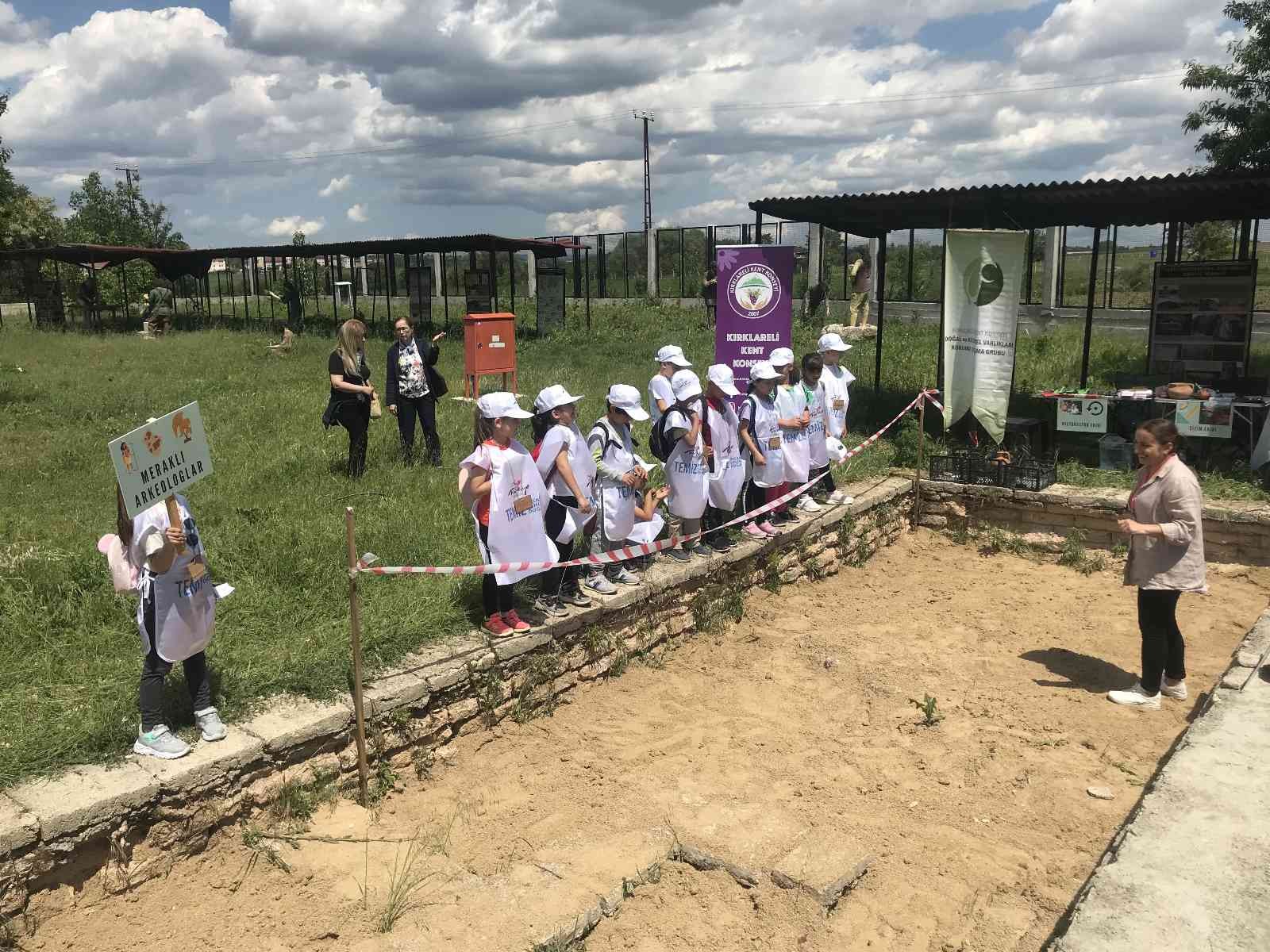 Kırklareli’nde Müzeler Haftası çerçevesinde öğrenciler Aşağı Pınar Açık Hava Müzesinde arkeolojik kazı yaptı. Kırklareli’nde Müzeler Haftası ...