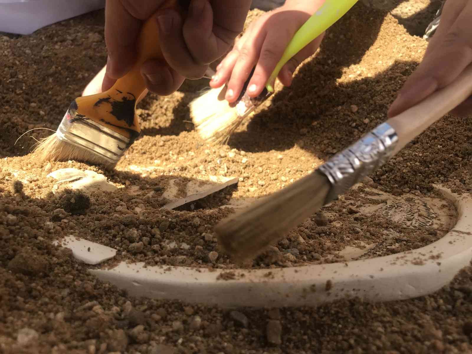 Kırklareli’nde Müzeler Haftası çerçevesinde öğrenciler Aşağı Pınar Açık Hava Müzesinde arkeolojik kazı yaptı. Kırklareli’nde Müzeler Haftası ...