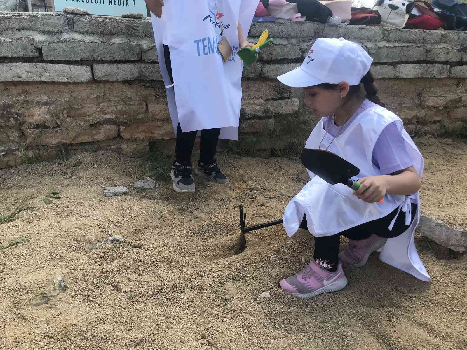 Kırklareli’nde Müzeler Haftası çerçevesinde öğrenciler Aşağı Pınar Açık Hava Müzesinde arkeolojik kazı yaptı. Kırklareli’nde Müzeler Haftası ...