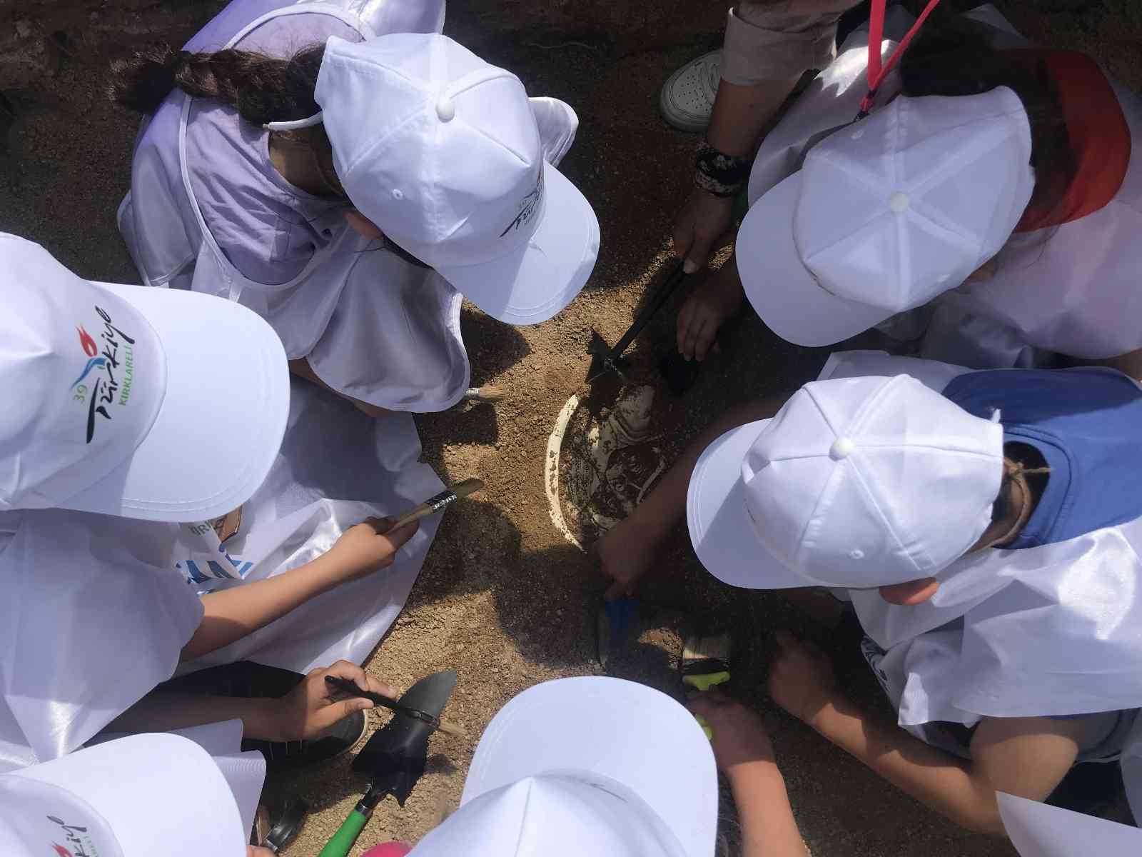 Kırklareli’nde Müzeler Haftası çerçevesinde öğrenciler Aşağı Pınar Açık Hava Müzesinde arkeolojik kazı yaptı. Kırklareli’nde Müzeler Haftası ...