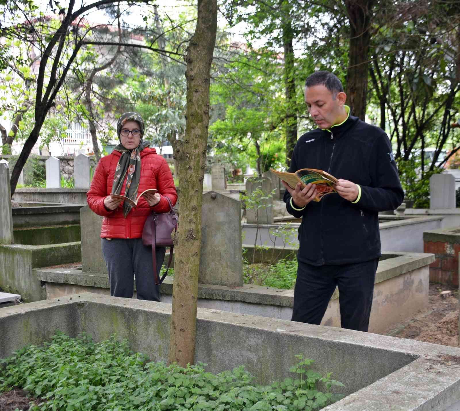 Kocaeli’de Ramazan Bayramı öncesinde yakınlarının kabirlerini ziyaret eden vatandaşlar, dualar okudu. Ramazan Bayramı’na bir gün kala Kocaeli’de ...