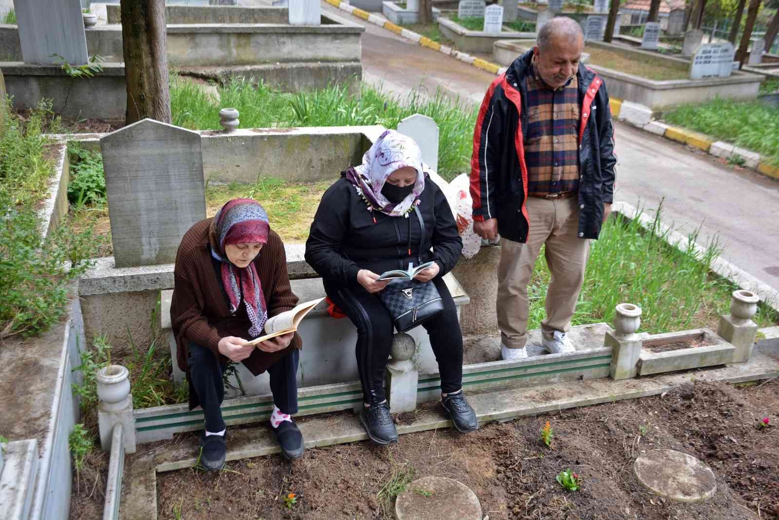 Kocaeli’de Ramazan Bayramı öncesinde yakınlarının kabirlerini ziyaret eden vatandaşlar, dualar okudu. Ramazan Bayramı’na bir gün kala Kocaeli’de ...