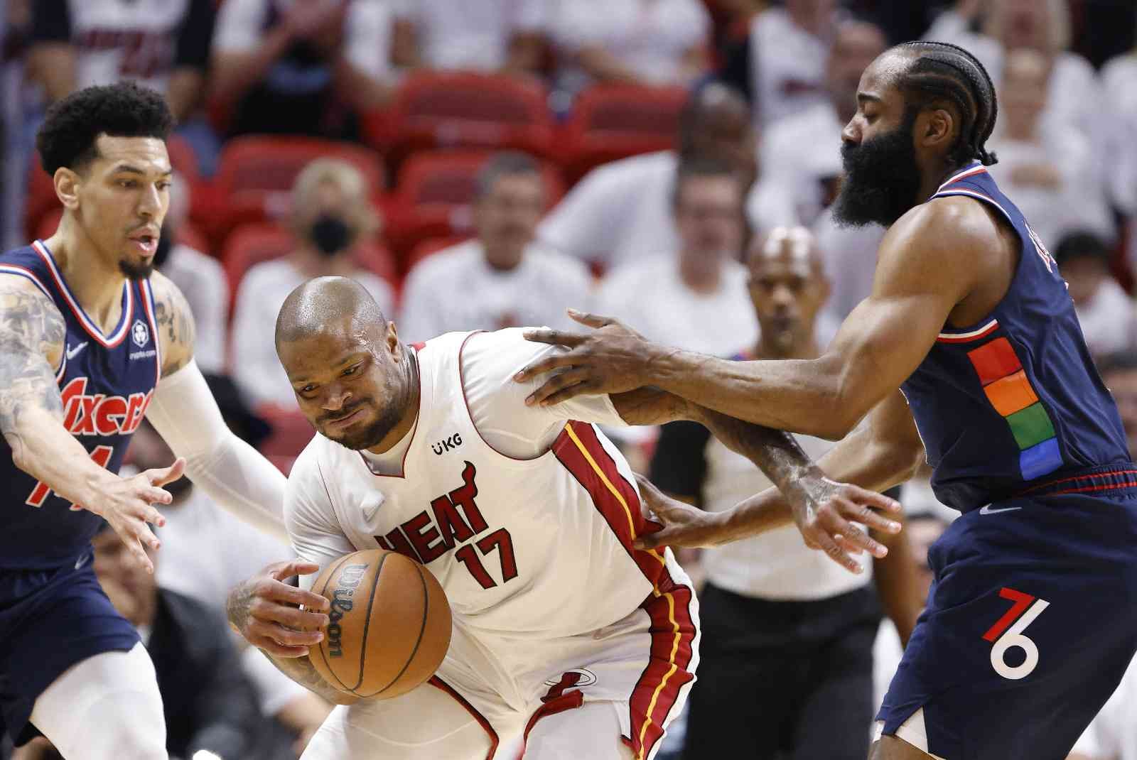 NBA yarı finallerinde Doğu Konferansı’nda Miami Heat, Philadelphia 76ers’ı ve Batı Konferansı’nda da Phoenix Suns, Dallas Mavericks’i mağlup ...