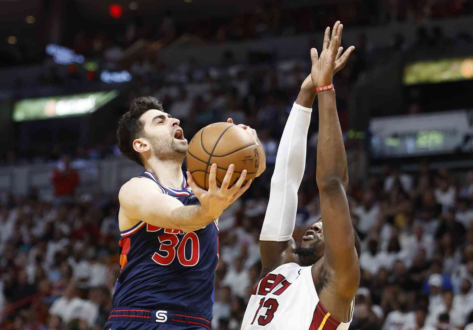 NBA yarı finallerinde Doğu Konferansı’nda Miami Heat, Philadelphia 76ers’ı ve Batı Konferansı’nda da Phoenix Suns, Dallas Mavericks’i mağlup ...