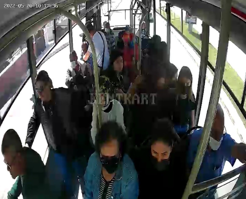 Edirne’de minibüste kalp krizi geçiren yolcuyu kurtarmak için hem yolcular hem de şoför seferber oldu. Şoför, yolcuları indirmeden rahatsızlanan ...