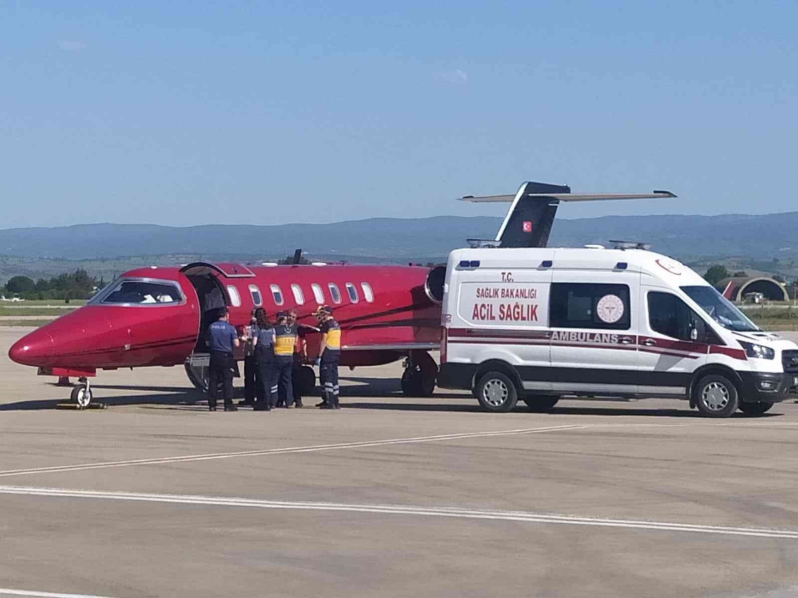 Fransa’da boğulma tehlikesi geçirip yoğun bakıma alınan 6 yaşındaki Türk vatandaşı Akif Özer Sağlık Bakanlığına ait özel ambulans ile Türkiye’ye ...