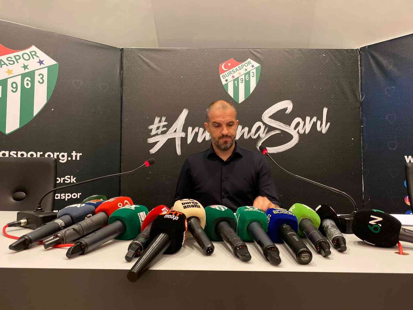Bursaspor Teknik Direktörü Mustafa Er, merakla beklenen basın toplantısını gerçekleştirdi. Sezon başındaki yönetimi eleştiren genç teknik adam ...