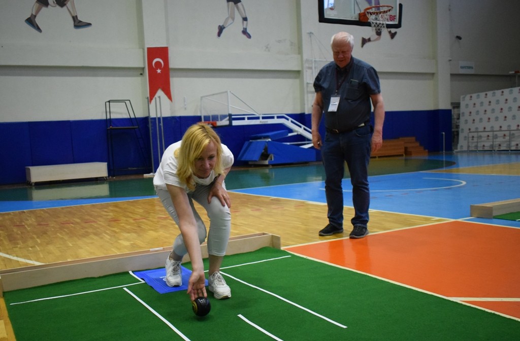 Dünyada yeni oluşan spor dallarından biri olan “Carpet Bowl” Nilüfer Belediyesi ile tanıştı. Kendine has topları ve halısı ile kapalı alanlarda ...