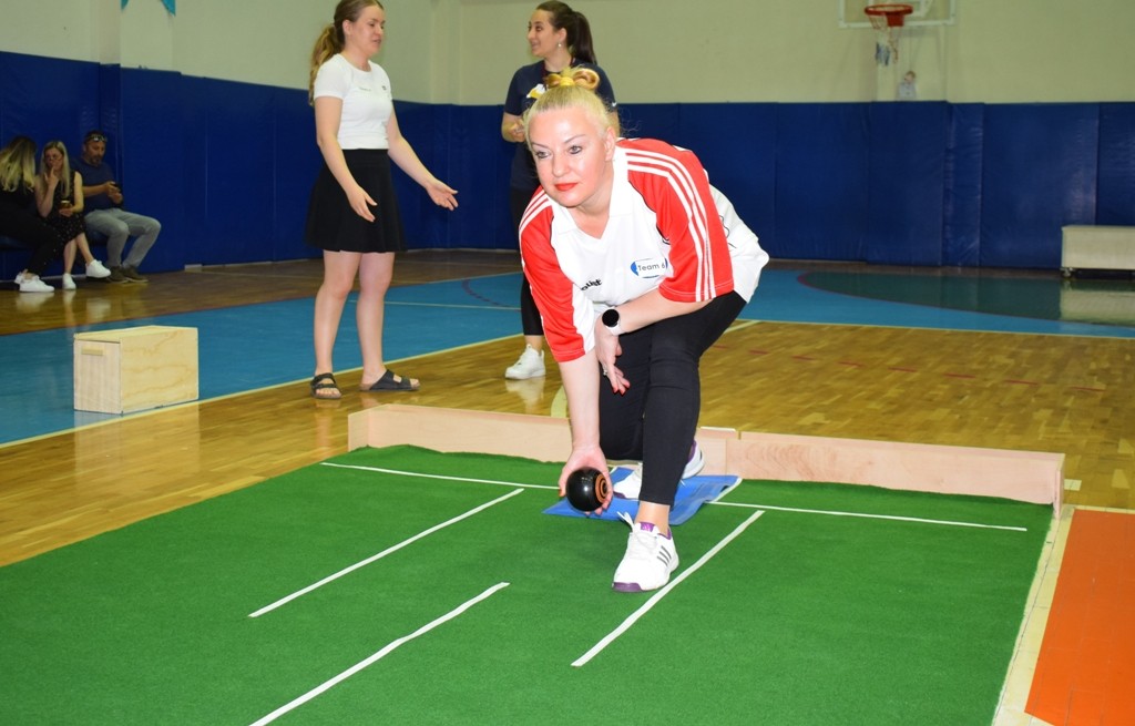 Dünyada yeni oluşan spor dallarından biri olan “Carpet Bowl” Nilüfer Belediyesi ile tanıştı. Kendine has topları ve halısı ile kapalı alanlarda ...