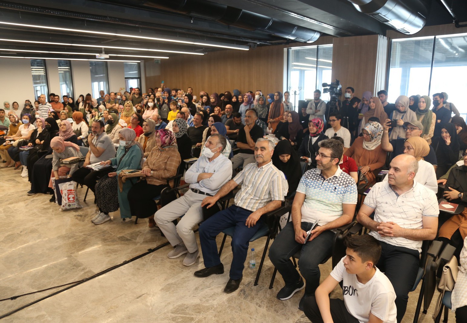 12. Kocaeli Kitap Fuarı’nın onur konuğu şair ve yazar Nurullah Genç, "Sanat ve Hayat" adlı söyleşide vatandaşlarla bir araya geldi. Genç, "Şiir ...