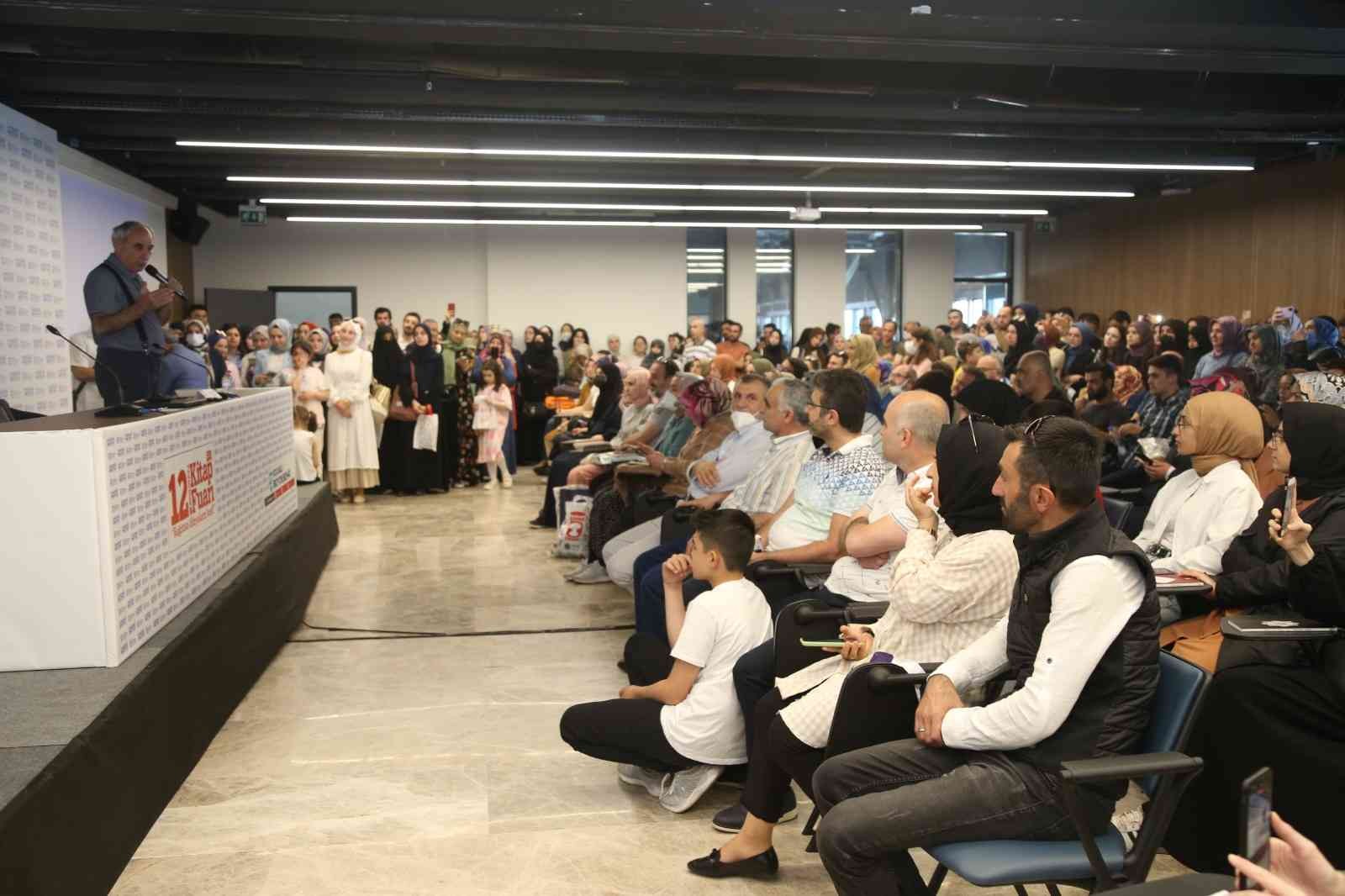 12. Kocaeli Kitap Fuarı’nın onur konuğu şair ve yazar Nurullah Genç, "Sanat ve Hayat" adlı söyleşide vatandaşlarla bir araya geldi. Genç, "Şiir ...