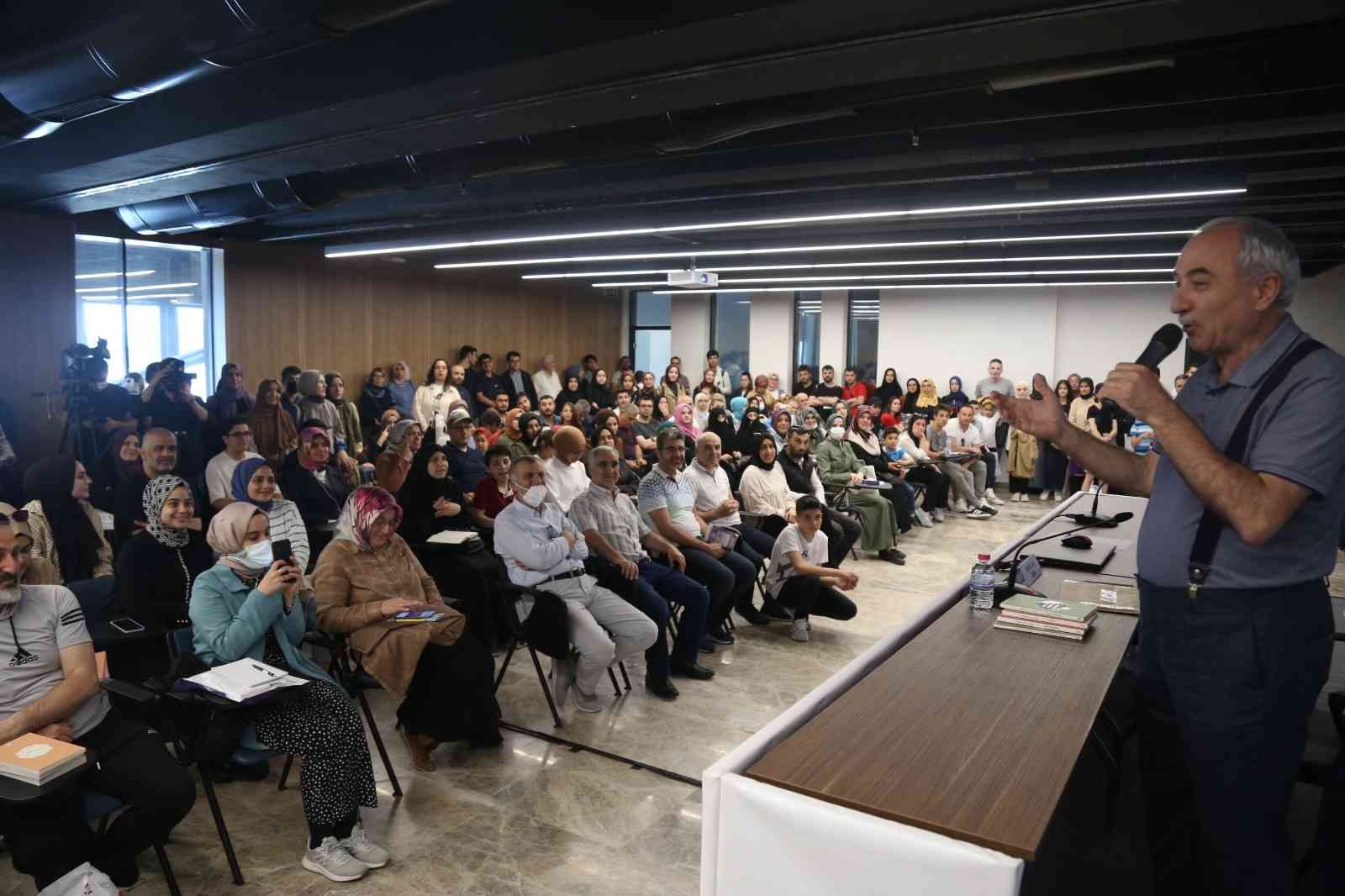 12. Kocaeli Kitap Fuarı’nın onur konuğu şair ve yazar Nurullah Genç, "Sanat ve Hayat" adlı söyleşide vatandaşlarla bir araya geldi. Genç, "Şiir ...