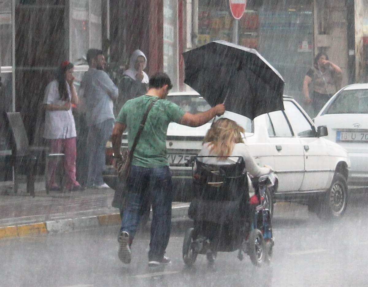 Bursa’da engelli arabasıyla yağmur altında kalan arkadaşı Bennur Karaburun’a şemsiye tutan Samet Ateş, 9 sene sonra eski milletvekili Bennur ...