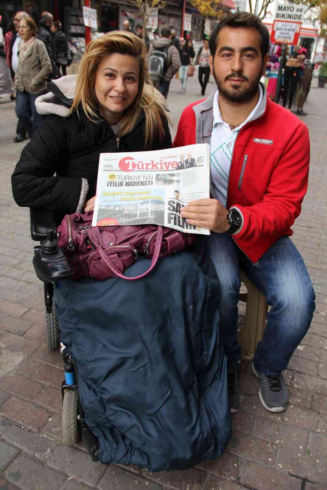 Bursa’da engelli arabasıyla yağmur altında kalan arkadaşı Bennur Karaburun’a şemsiye tutan Samet Ateş, 9 sene sonra eski milletvekili Bennur ...