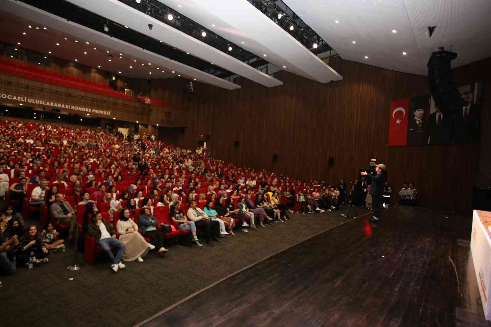 12. Kocaeli Kitap Fuarı’na konuk olan Okan Bayülgen, "Z kuşağı özgürlükten bahsediyor ama itaat etmeye hazır. Türkiye’de Z kuşağı, örneğin Londra ...