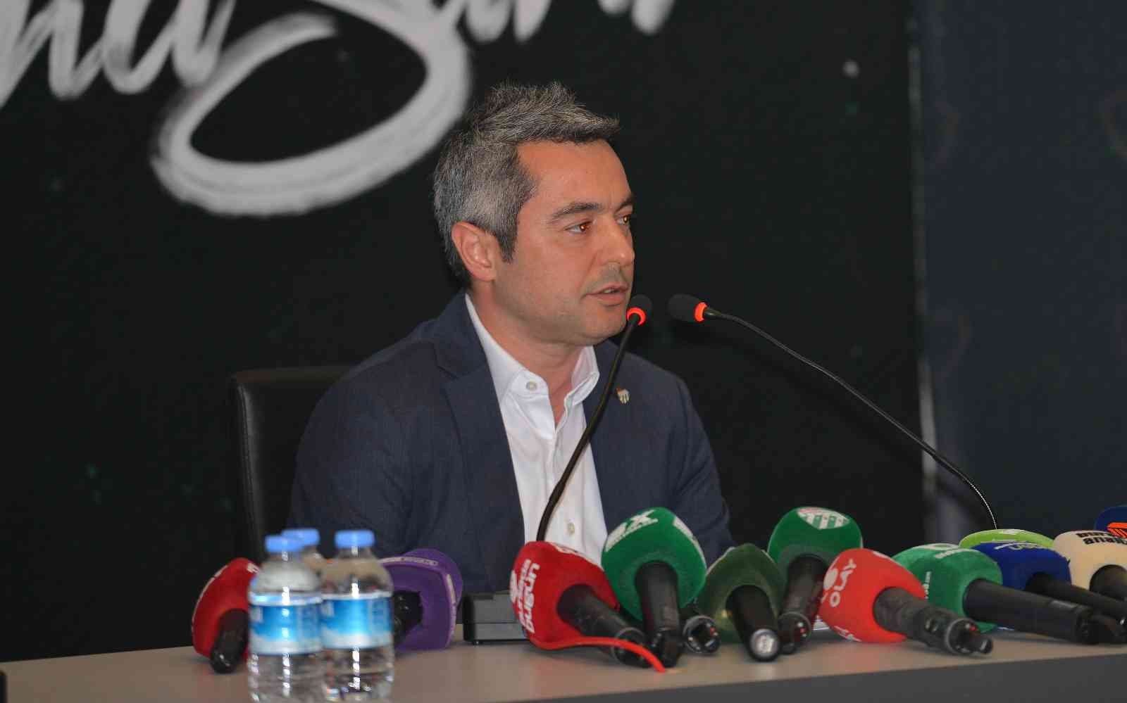 Bursaspor Başkanı Ömer Furkan Banaz, dikkat çeken açıklamalar yaptı. Başkan Banaz, “Bursaspor’un 1 milyar TL’yi aşkın borcu var. Küme düşse de ...