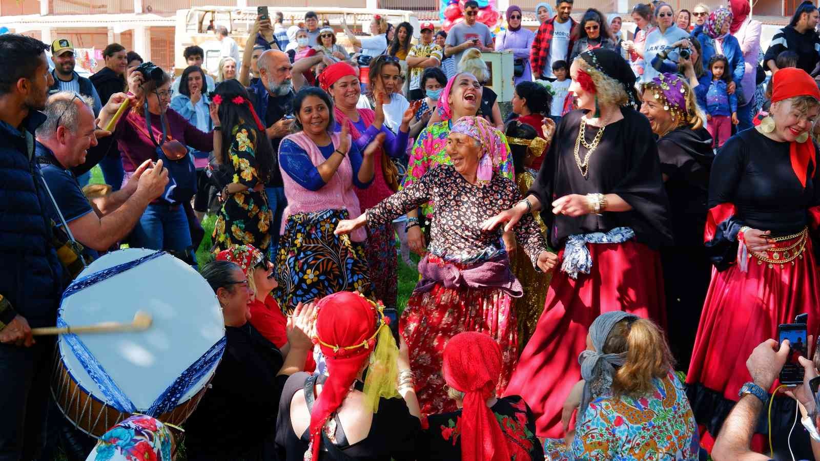 Edirne’de her yıl 5-6 Mayıs tarihlerinde yurt içi ve yurt dışından on binlerce turistin katılımıyla gerçekleştirilen Kakava Hıdırellez Şenlikleri ...