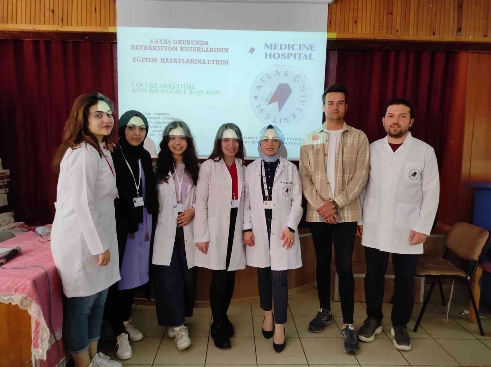 Atlas Üniversitesi Meslek Yüksekokulu Optisyenlik programı öğrencileri, renk körlüğüne ve çocuklarda erken göz muayenesinin önemine dikkat çekti ...