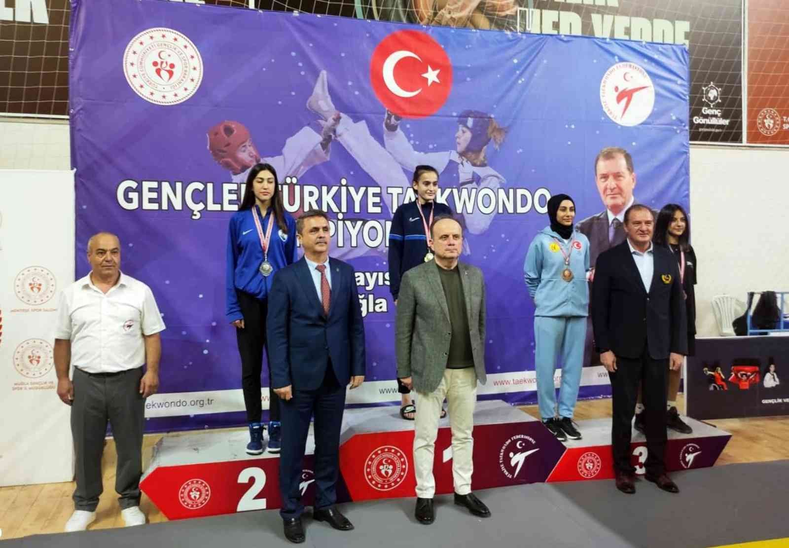 Osmangazi Belediyespor Tekvando Takımı sporcularından Şevval Melek Kambur, Muğla’da düzenlenen Gençler Türkiye Tekvando Şampiyonası’nda gümüş ...