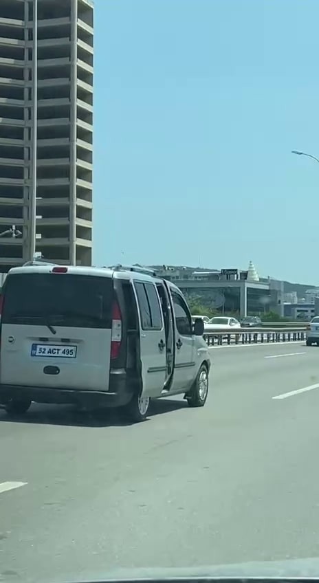 İstanbul’da yaz sıcaklarının hissedilmeye başlanmasıyla birlikte vatandaşlardan ilginç görüntüler gelmeye başladı. TEM Otoyolunda kapısı açık ...