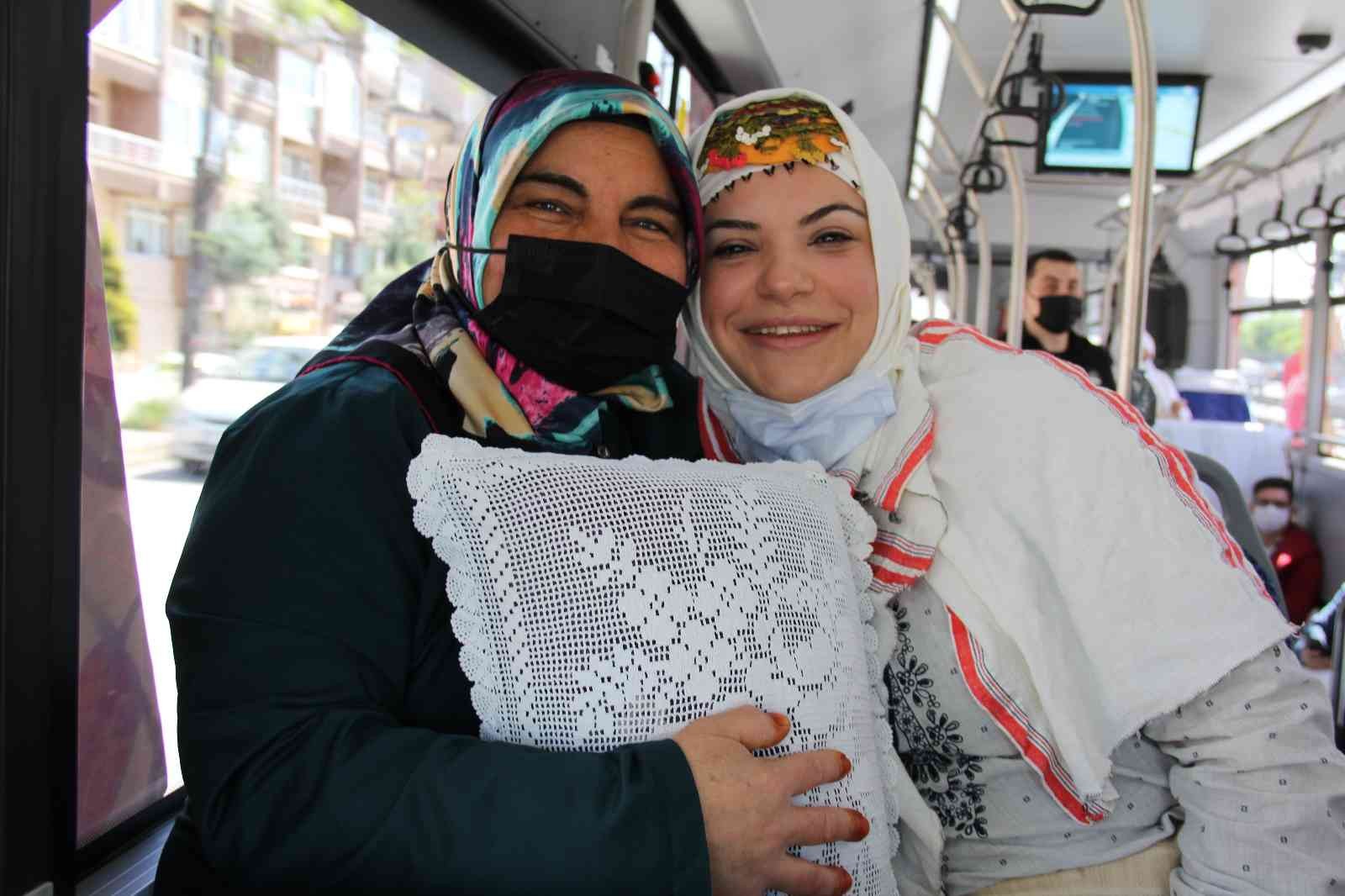 KOCAELİ (İHA) – Kocaeli’de bazı toplu taşıma araçları, Anneler Günü’ne özel dantel, kilim ve kırlentle süslendi. Anne sıcaklığının hissedildiği ...