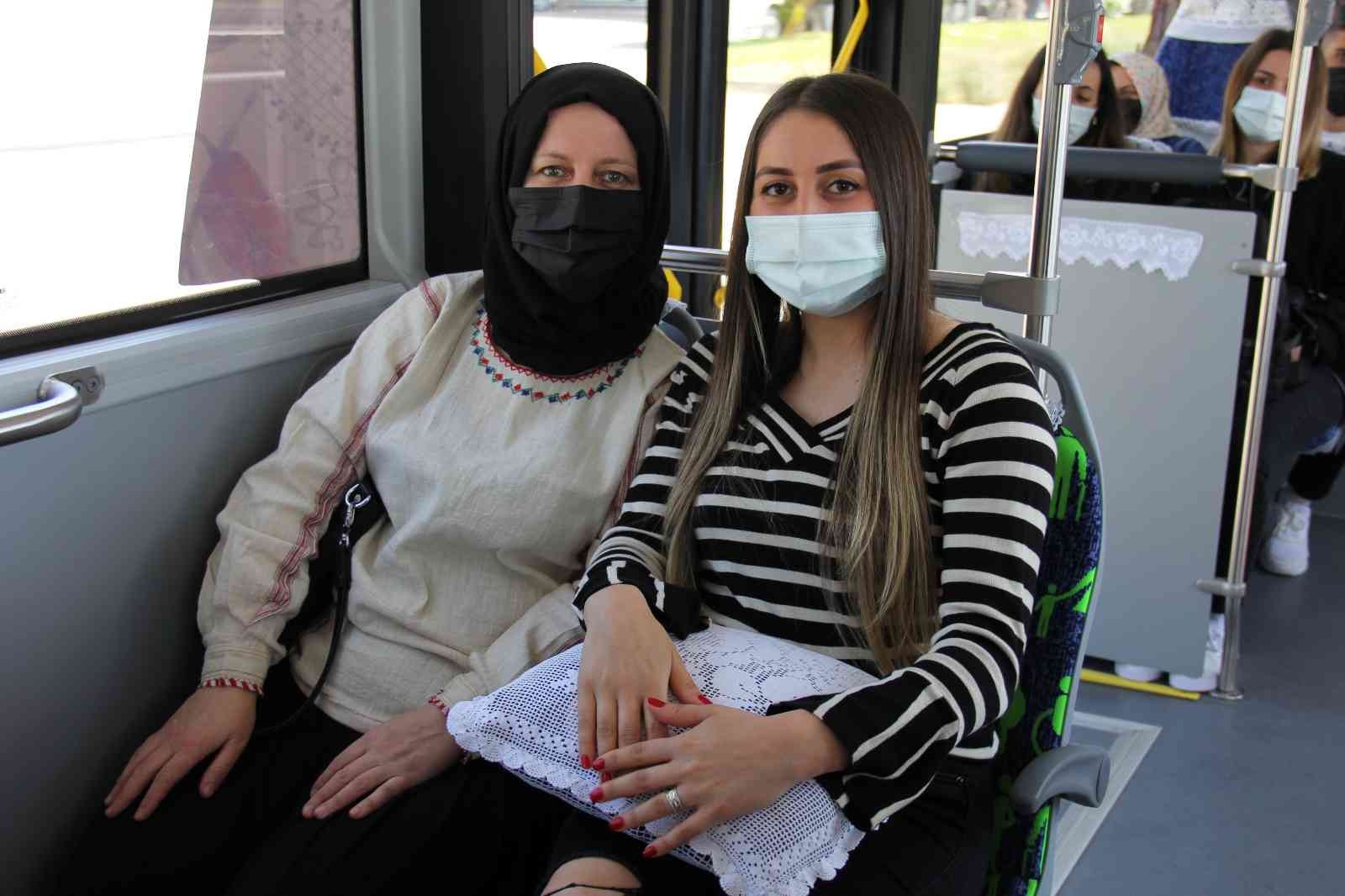 KOCAELİ (İHA) – Kocaeli’de bazı toplu taşıma araçları, Anneler Günü’ne özel dantel, kilim ve kırlentle süslendi. Anne sıcaklığının hissedildiği ...