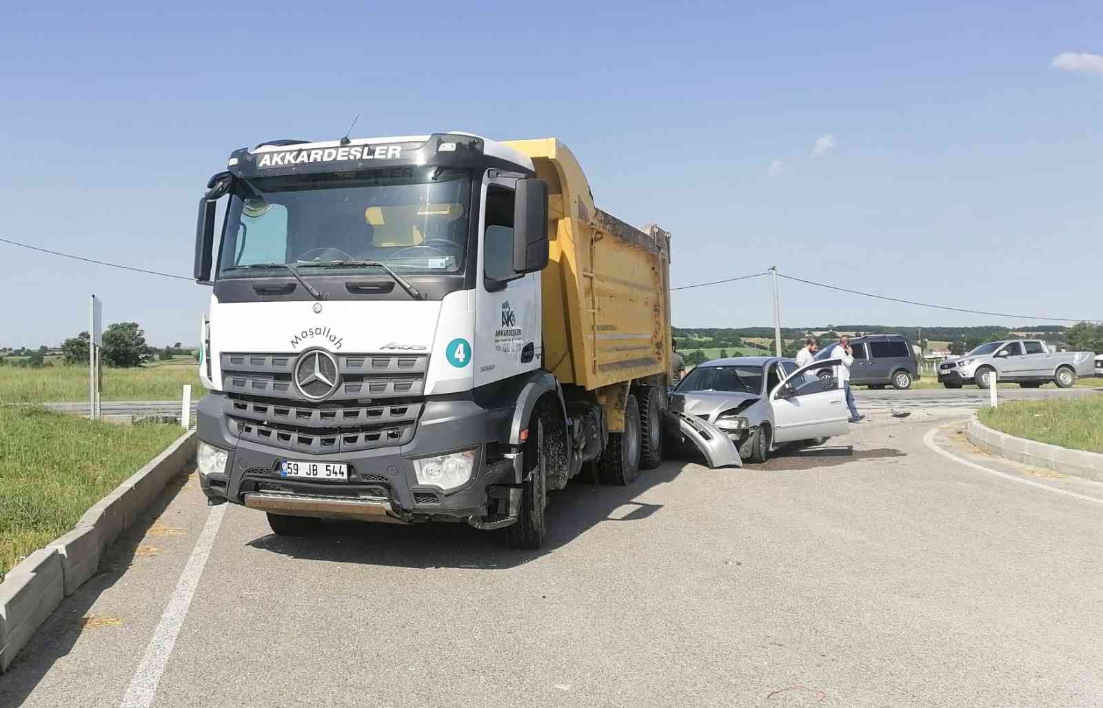 Tekirdağ’da kavşakta dönüş yapan kamyona arkadan çarpan otomobilin sürücüsü yaralandı. Kaza, Saray ilçesi Büyükyoncalı Mahallesi’nde meydana ...