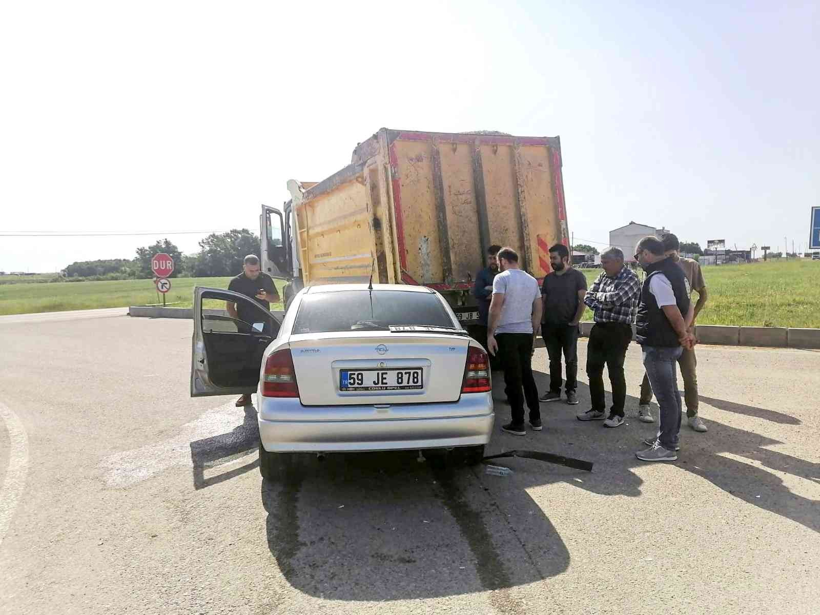 Tekirdağ’da kavşakta dönüş yapan kamyona arkadan çarpan otomobilin sürücüsü yaralandı. Kaza, Saray ilçesi Büyükyoncalı Mahallesi’nde meydana ...