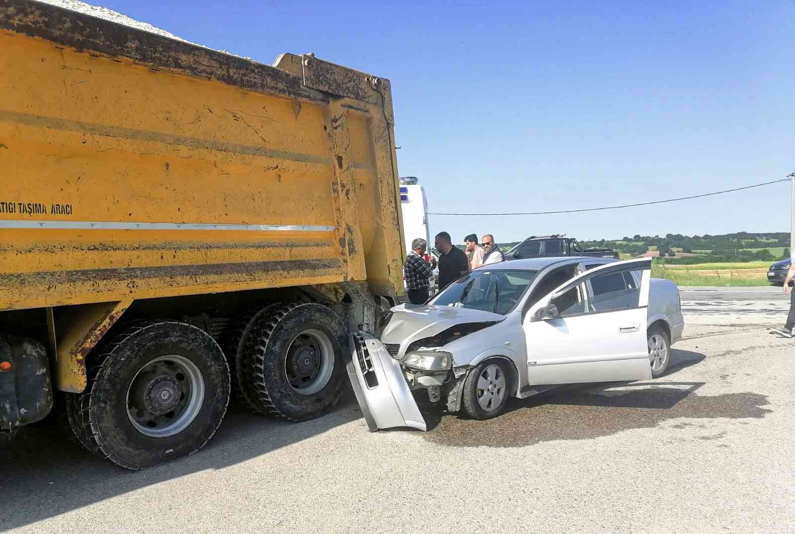 Tekirdağ’da kavşakta dönüş yapan kamyona arkadan çarpan otomobilin sürücüsü yaralandı. Kaza, Saray ilçesi Büyükyoncalı Mahallesi’nde meydana ...