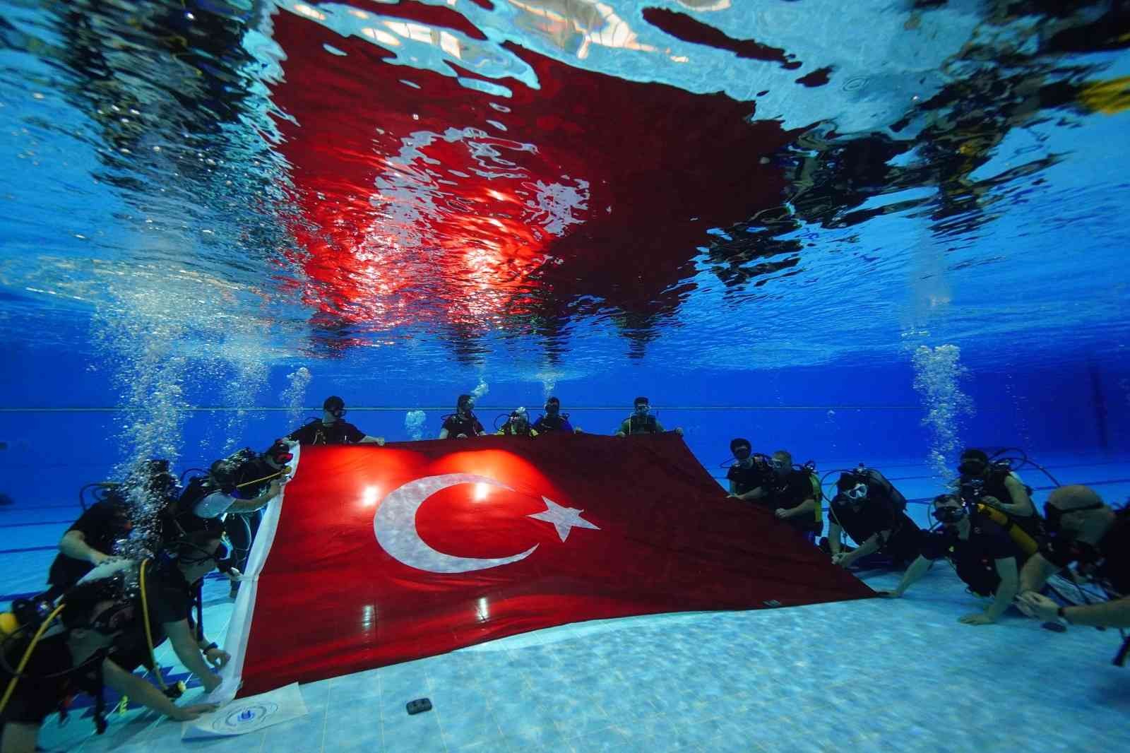 Kocaeli’nin Gebze ilçesinde dalış yapma heyecanı yaşayan özel bireyler, havuzun altında ay yıldızlı Türk bayrağını dalgalandırdı. Gebze ilçesinde ...