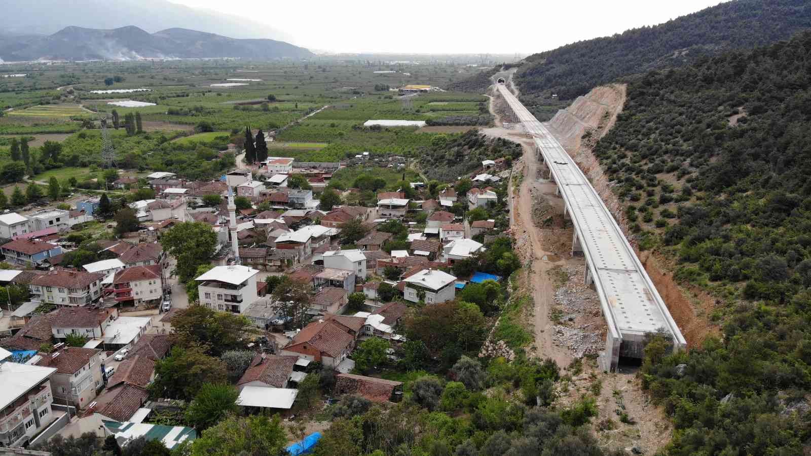 Bursa’da vatandaşlar evlerinin üzerine bırakılan dev kayalara önlem alınmasını istiyor. Bursa’nın Kestel ilçesi Dudaklı köyü sakinleri evlerinin ...