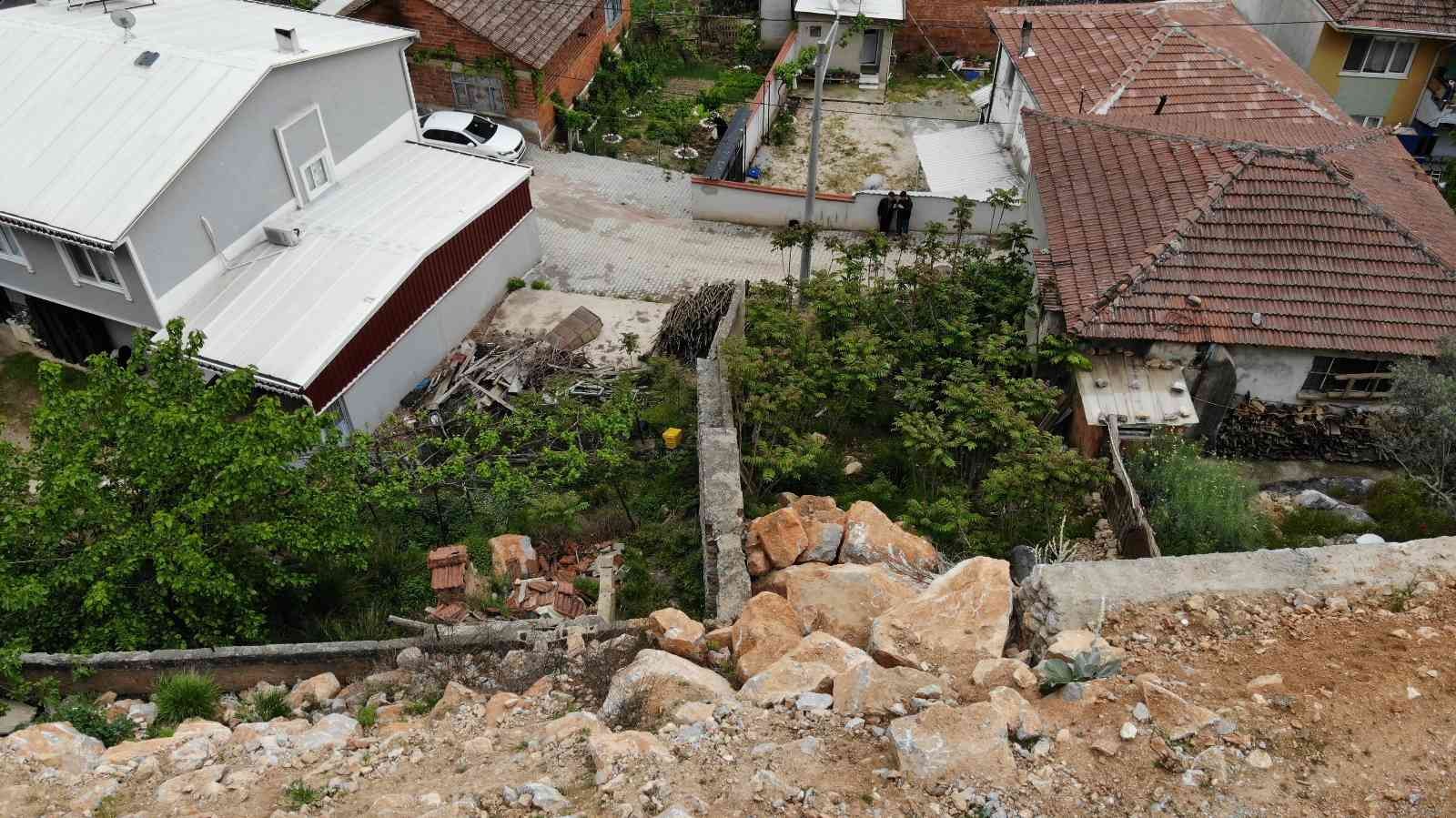 Bursa’da vatandaşlar evlerinin üzerine bırakılan dev kayalara önlem alınmasını istiyor. Bursa’nın Kestel ilçesi Dudaklı köyü sakinleri evlerinin ...