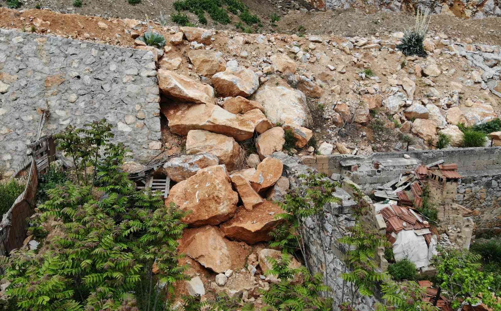 Bursa’da vatandaşlar evlerinin üzerine bırakılan dev kayalara önlem alınmasını istiyor. Bursa’nın Kestel ilçesi Dudaklı köyü sakinleri evlerinin ...