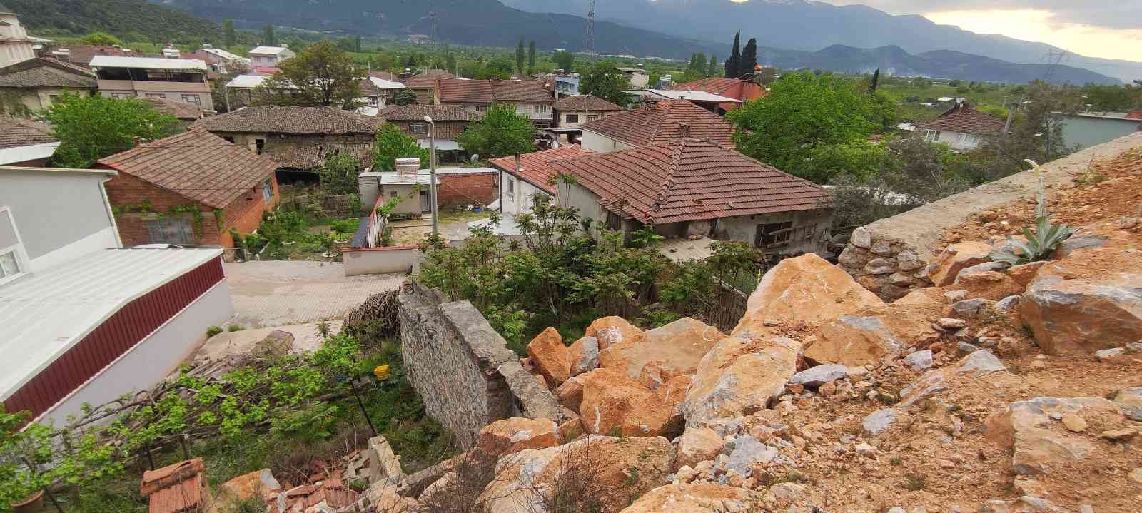 Bursa’da vatandaşlar evlerinin üzerine bırakılan dev kayalara önlem alınmasını istiyor. Bursa’nın Kestel ilçesi Dudaklı köyü sakinleri evlerinin ...