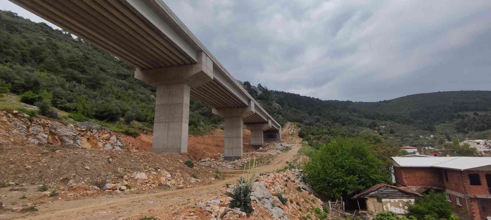 Bursa’da vatandaşlar evlerinin üzerine bırakılan dev kayalara önlem alınmasını istiyor. Bursa’nın Kestel ilçesi Dudaklı köyü sakinleri evlerinin ...