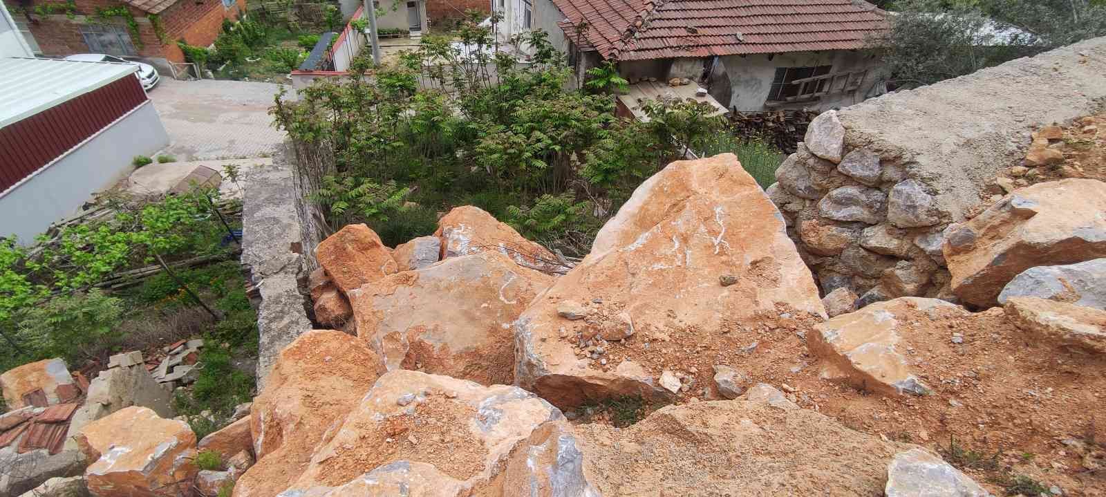 Bursa’da vatandaşlar evlerinin üzerine bırakılan dev kayalara önlem alınmasını istiyor. Bursa’nın Kestel ilçesi Dudaklı köyü sakinleri evlerinin ...