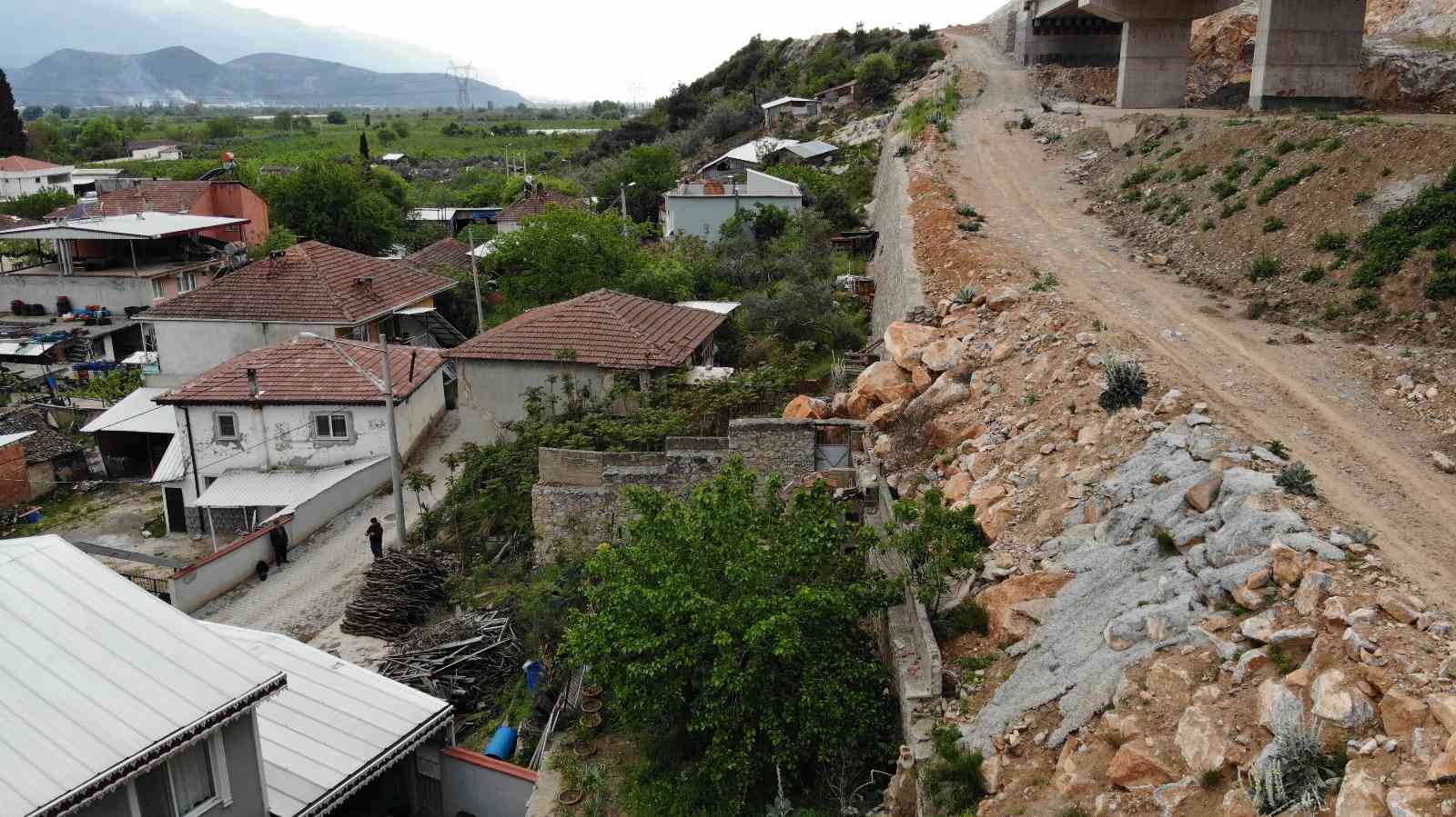 Bursa’da vatandaşlar evlerinin üzerine bırakılan dev kayalara önlem alınmasını istiyor. Bursa’nın Kestel ilçesi Dudaklı köyü sakinleri evlerinin ...