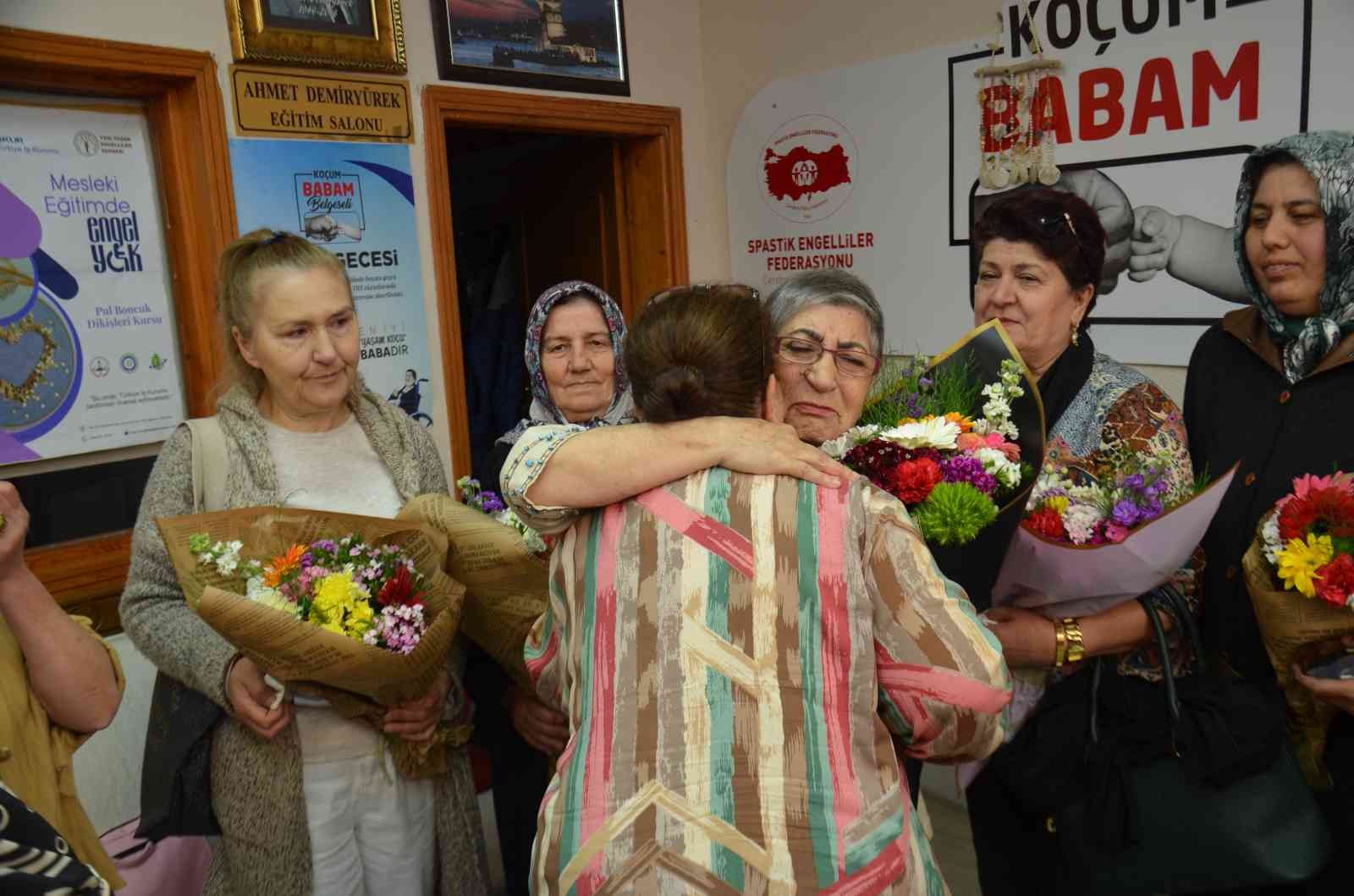 Yalova’da pandemi sürecinde engelli çocukları vefat eden 7 anne için Anneler Günü’nde düzenlenen etkinlikte duygu dolu anlar yaşandı. Yeni Yaşam ...