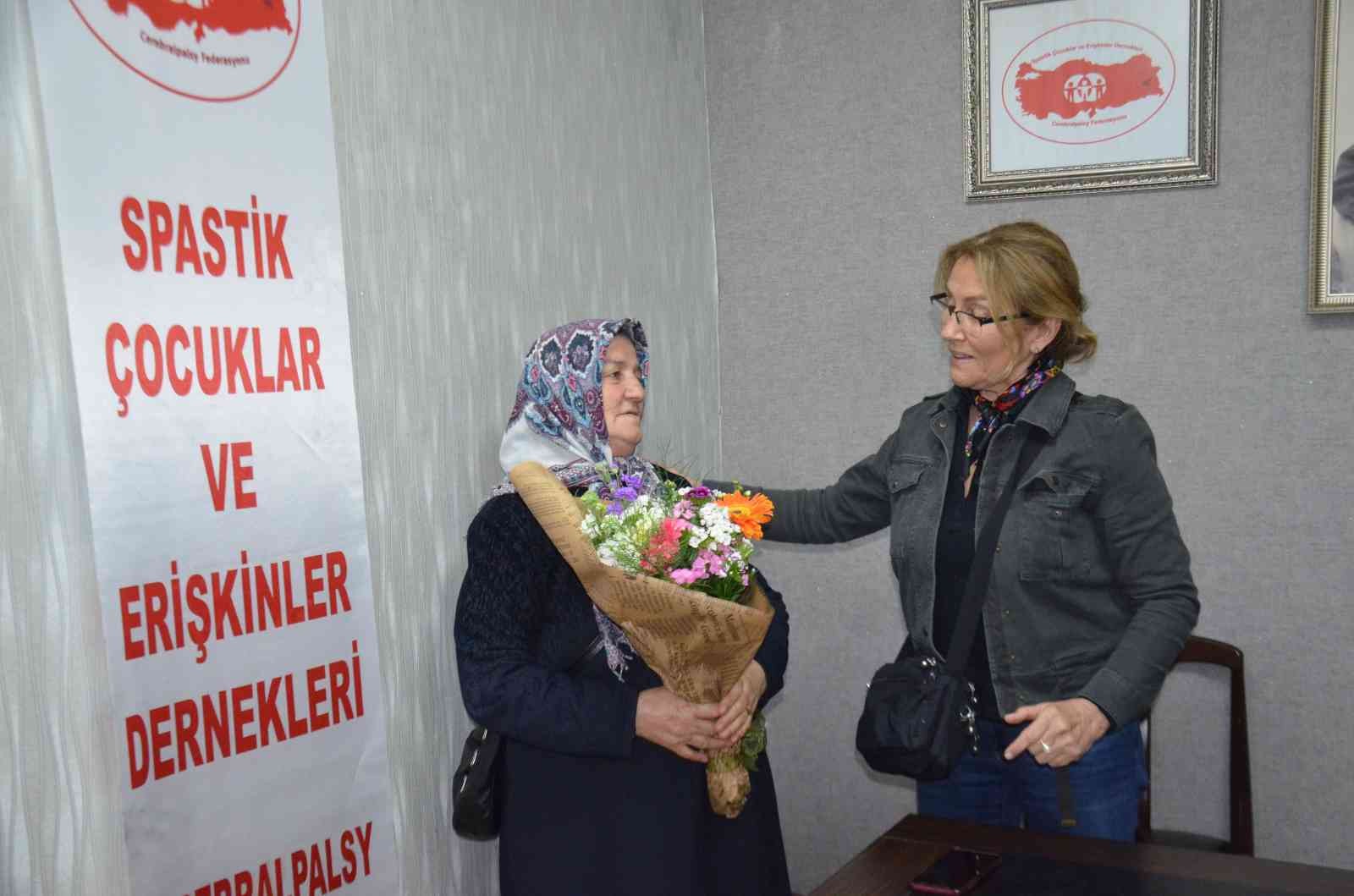 Yalova’da pandemi sürecinde engelli çocukları vefat eden 7 anne için Anneler Günü’nde düzenlenen etkinlikte duygu dolu anlar yaşandı. Yeni Yaşam ...