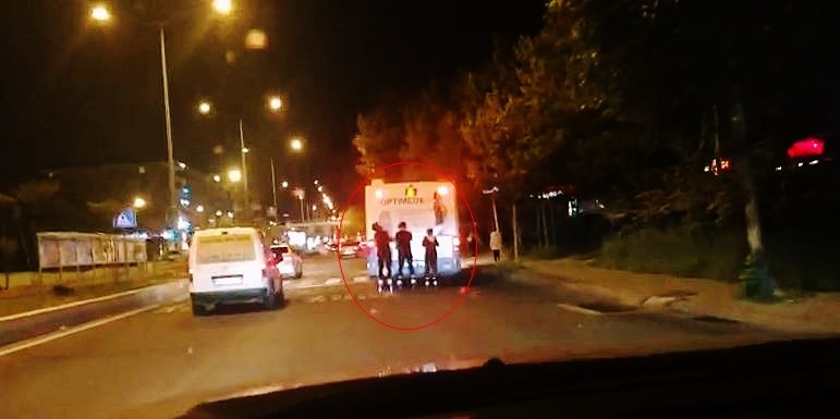 Tekirdağ’ın Çorlu ilçesinde halk otobüsünün arkasına tutunarak yolculuk etmeye çalışan patenci gençler, kazaya davetiye çıkardı. Tepki çeken ...