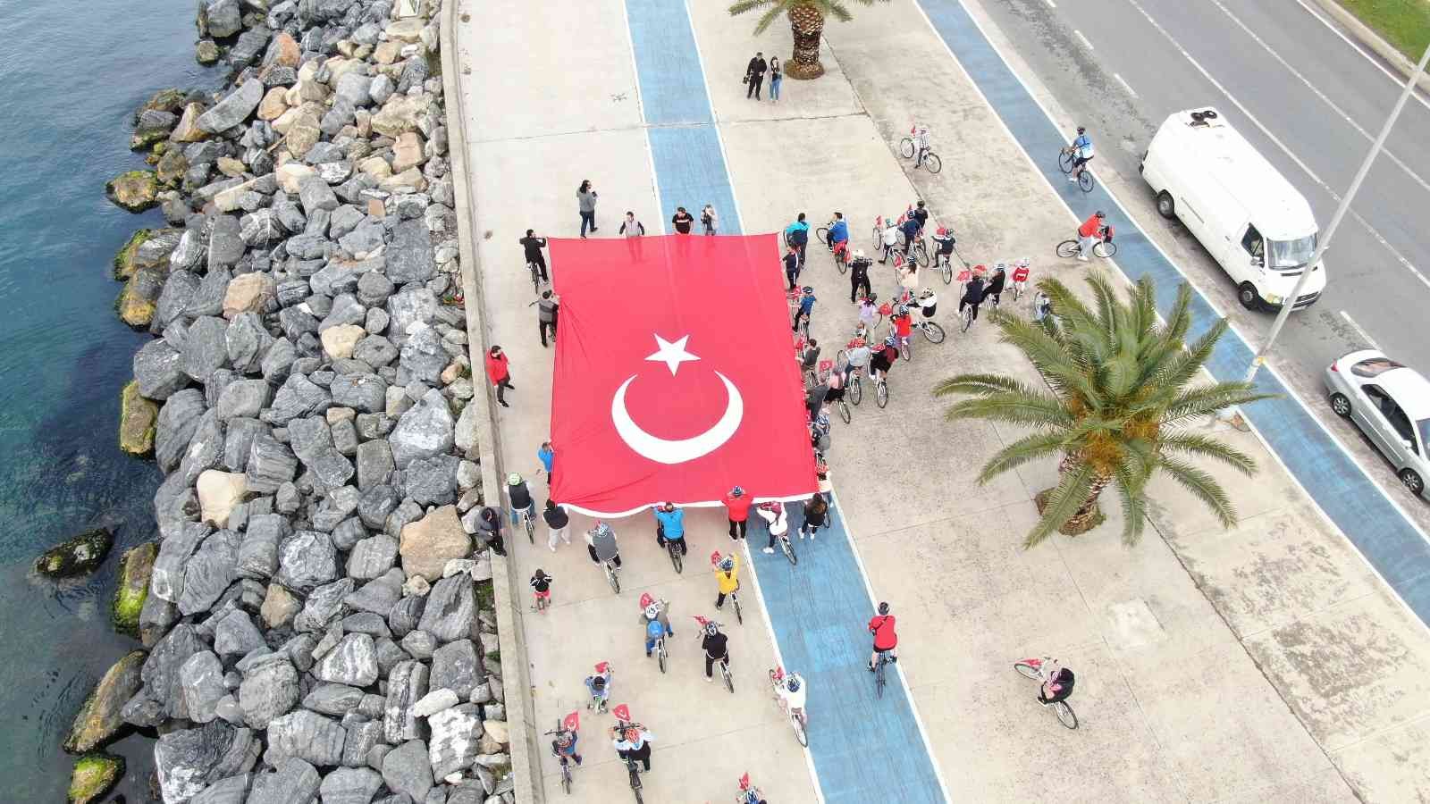 19 Mayıs Atatürk’ü Anma Gençlik ve Spor Bayramı dolayısıyla Pendik’te dev Türk bayraklı bisiklet turu gerçekleştirildi. Dev Türk bayrağının ...