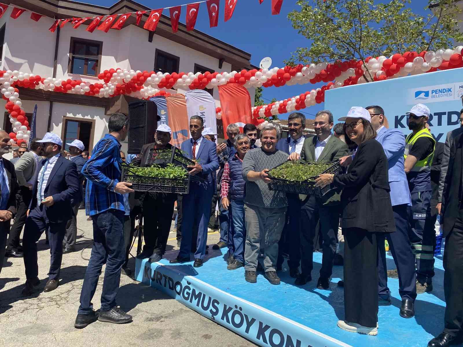 Pendik’te Çiftçiler Günü’nde ‘Kurtdoğmuş Köy Konağı’ resmi törenle açıldı. Açılışa, Pendik Belediye Başkanı Ahmet Cin katıldı. Açılış sonrası ...