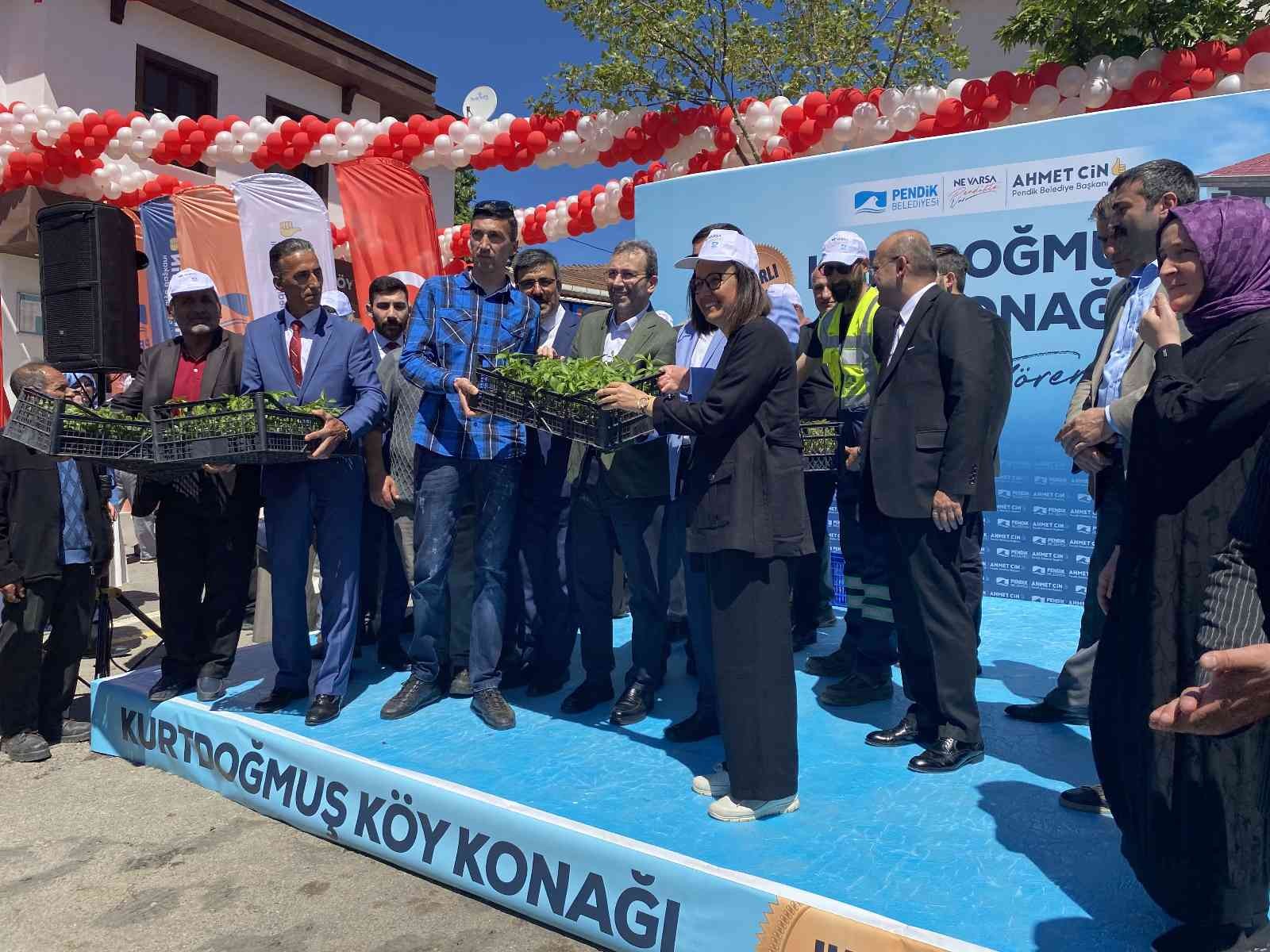 Pendik’te Çiftçiler Günü’nde ‘Kurtdoğmuş Köy Konağı’ resmi törenle açıldı. Açılışa, Pendik Belediye Başkanı Ahmet Cin katıldı. Açılış sonrası ...