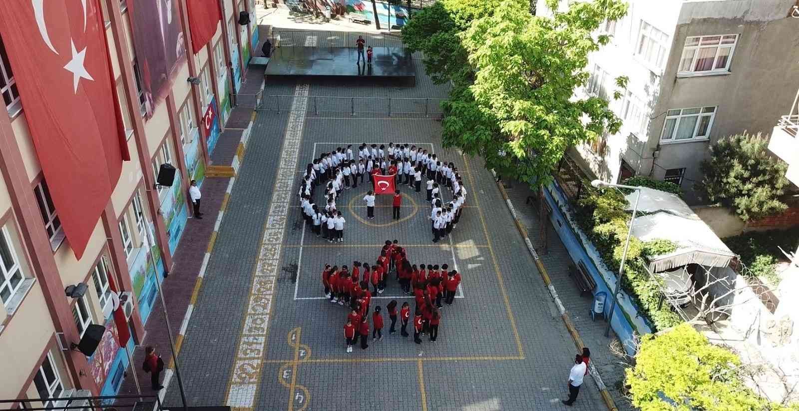 Pendik’te, 19 Mayıs Atatürk’ü Anma Gençlik ve Spor Bayramını kutlamak için etkinlik düzenleyen ilkokul öğrencilerinin yaptığı ay yıldızlı ...