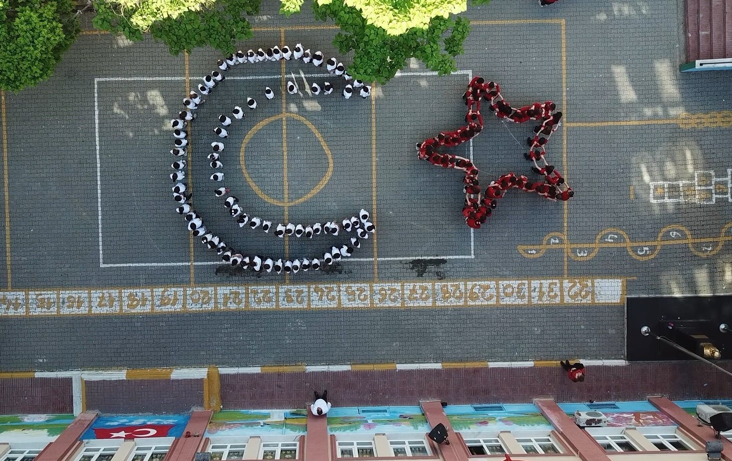 Pendik’te, 19 Mayıs Atatürk’ü Anma Gençlik ve Spor Bayramını kutlamak için etkinlik düzenleyen ilkokul öğrencilerinin yaptığı ay yıldızlı ...