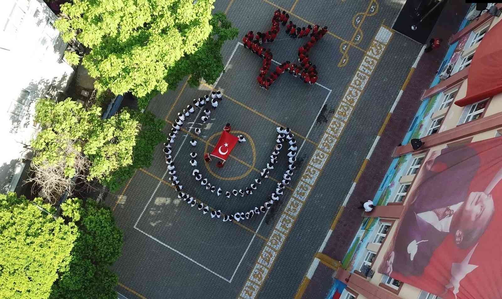 Pendik’te, 19 Mayıs Atatürk’ü Anma Gençlik ve Spor Bayramını kutlamak için etkinlik düzenleyen ilkokul öğrencilerinin yaptığı ay yıldızlı ...