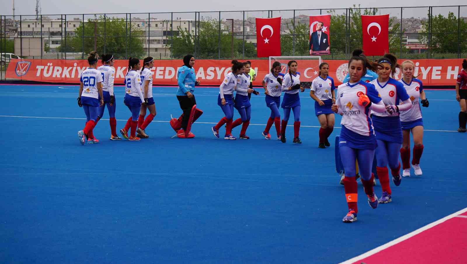 Gaziantep Polisgücü Kadın Hokey takımı, Açık Alan Süper Ligi’nin beşinci gününde karşılaştığı Nizip Mehmet Akif Ersoy Halk Eğitimi Merkezi’ni 24 ...